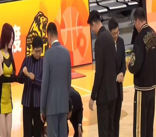 不給冠軍面子為王博頒戒指掉地上，樓明更衣室領(lǐng)獎(jiǎng)，球迷：教條