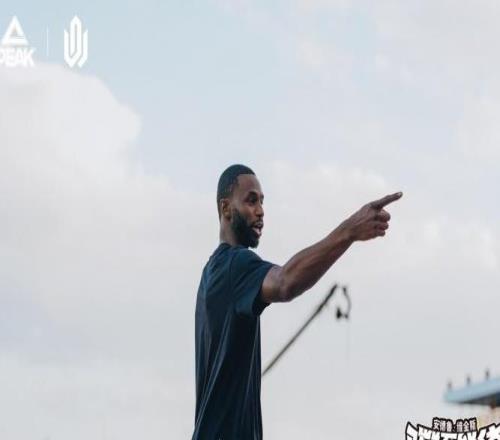 結(jié)束中國(guó)之行NBA球星維金斯告別烏魯木齊