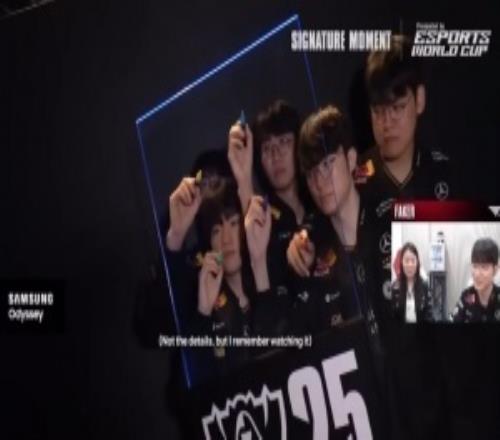 Faker：五個人像這樣聚在一起簽名空間非常擁擠后面三個大塊頭一直逼著我們彎腰駝背