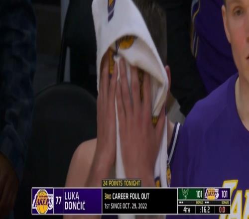 東契奇6犯離場細節(jié)：怒摔護膝毛巾捂臉湖人本季首次關(guān)鍵時刻輸球