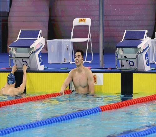 上海隊(duì)鄭英昊摘得男子50米蛙泳金牌，覃海洋犯規(guī)被取消成績