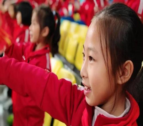 紅領巾逐夢綠茵場內(nèi)江市少先隊員見證中超巔峰對決