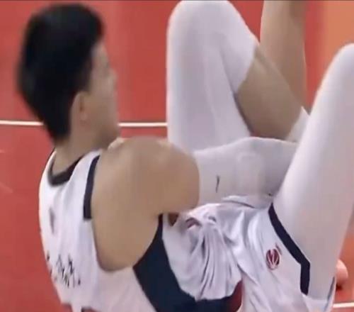 腳踝扭傷，隨隊記者：焦泊喬問題不大，賽后還參加了新聞發(fā)布會