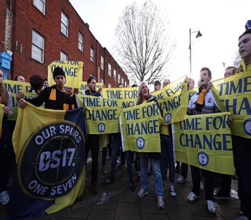 TA：自去年8月以來(lái)，熱刺球迷首次在主場(chǎng)外組織集會(huì)進(jìn)行抗議