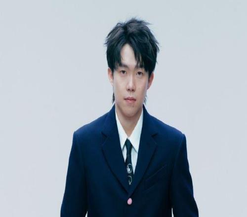 王楚欽登上《Wallpaper》中文版封面，售價(jià)為60元冊(cè)