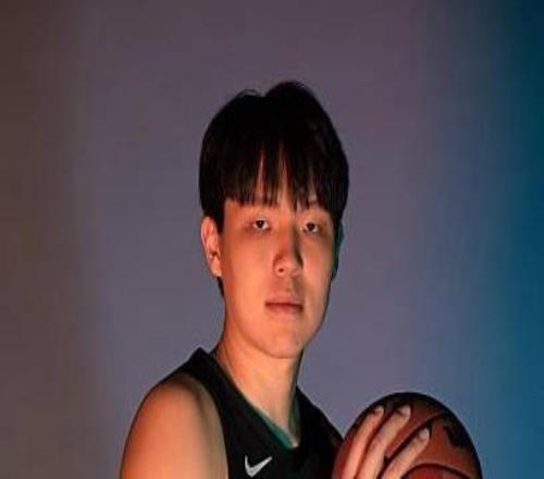 楊瀚森談犯規(guī)問題：NBA在手上動作和掩護吹罰嚴(yán)，需要注意