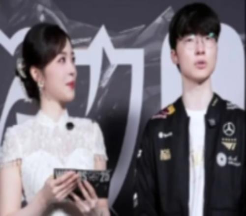 Faker賽后接受余霜采訪(fǎng)：這一冠不為了任何人，冠軍皮膚還沒(méi)有定