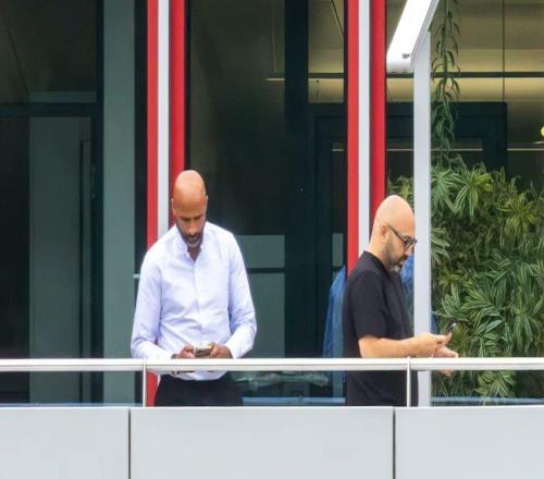 交易即將完成雅克松被拍到出現(xiàn)在拜仁辦公室的陽臺