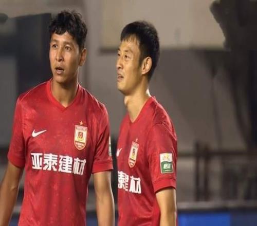 少踢1人絕平，亞泰22青島海牛李霄鵬換人失誤保級(jí)在同一起跑線