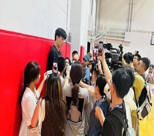 開(kāi)拓者隊(duì)記：楊瀚森迅速跌出輪換陣容，當(dāng)初選他的意義何在