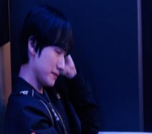 lolesports賽后更新照片：小花生Peanut在后臺調(diào)整心情