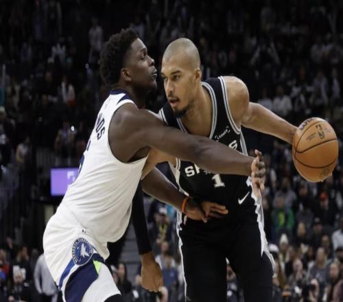 文班亞馬：愛德華茲想隔扣我接受挑戰(zhàn)，那我努力蓋他更多次