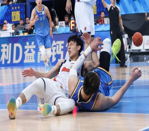 徐杰受傷第一時(shí)刻！有誰(shuí)注意到2位北京球員舉動(dòng)，真的太暖心了