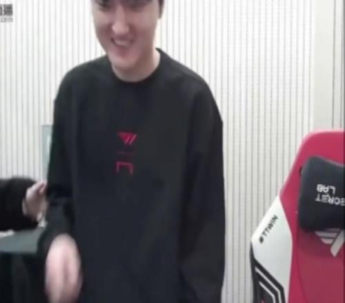 三冠輔助的地位Keria到訪Peyz直播間，Peyz立馬起身讓座