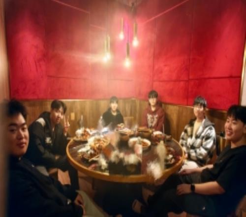 IG發(fā)布選手聚餐合照：晚上訓(xùn)練結(jié)束后生日大家一起出去吃個(gè)飯