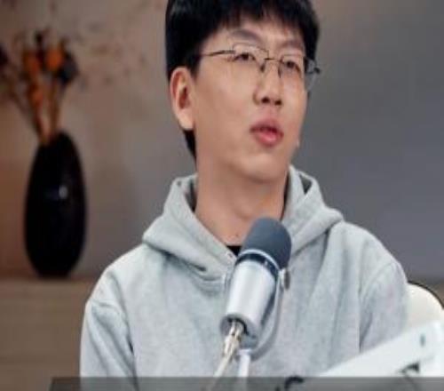 左手愛(ài)笑：給某個(gè)選手報(bào)過(guò)一年4600W，給他父母都一人100萬(wàn)