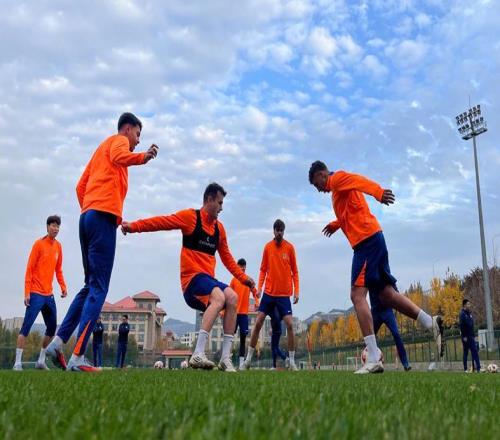 泰山?jīng)_擊1500分！瓦科沖擊金靴澤卡沖助攻王武漢廣電炮轟鄧卓翔