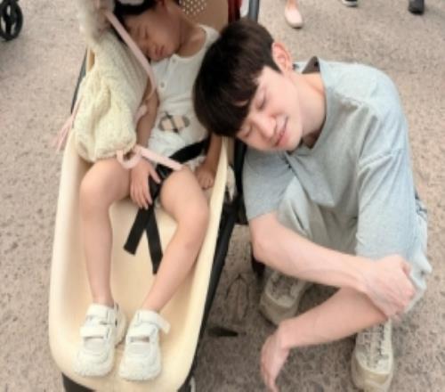doinb分享帶娃出游照：瑪雅公主回家了