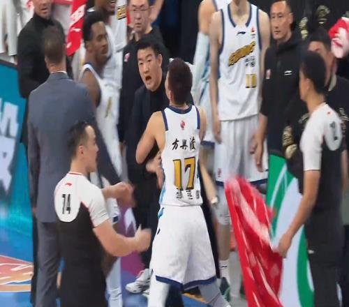 還原王博沖冠一怒！周琦耍小伎倆成功，中國(guó)頭號(hào)新銳裁判遭怒噴