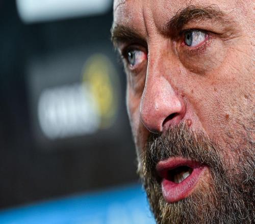 德羅西：我不滿意球隊表現(xiàn)，有些遺憾面帶愁容向羅馬球迷致意