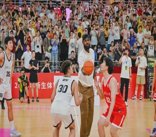 NBA球員勒布朗詹姆斯現(xiàn)身上海交大<div id=