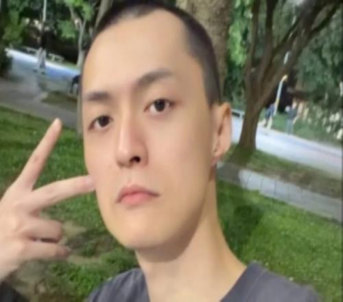 FoFo分享寸頭照：第一次光頭有點(diǎn)帥感覺可以出演角頭了