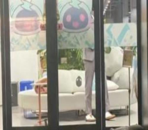 網(wǎng)友分享照片：疑似Daeny教練現(xiàn)身BLG基地！穿搭+鞋子都很像