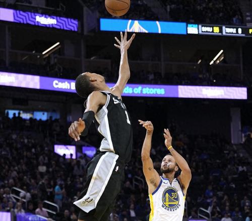 49分罰球絕殺！庫里現(xiàn)象級一戰(zhàn)刷爆紀(jì)錄勇士3個小細(xì)節(jié)也值得關(guān)注