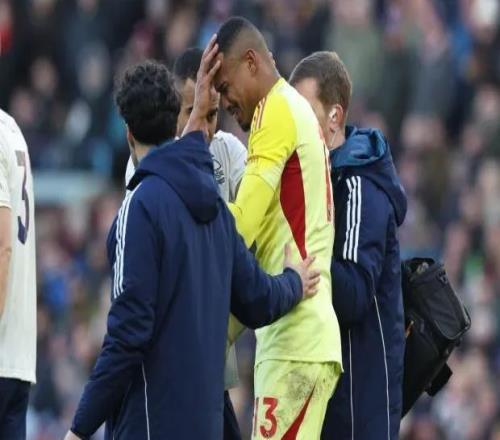 森林門(mén)將維克托魯莽出擊送大禮后受傷，被換下時(shí)淚灑賽場(chǎng)