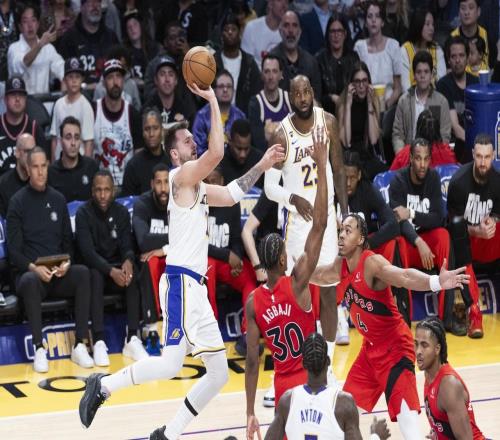 湖人逆轉(zhuǎn)猛龍！艾頓創(chuàng)53年隊(duì)史紀(jì)錄，詹姆斯創(chuàng)2大NBA紀(jì)錄前無(wú)古人