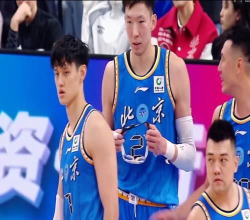 一打強隊就腳軟！北京王牌鋒線成背景板，球迷：就這還想打NBA