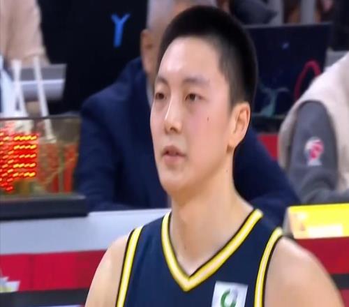 廣東大勝遼籃25分！奎因狂砍25分，徐杰胡明軒均0分，看傻楊鳴