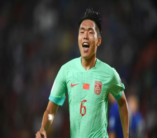 他是中超最勵志典范從豪門邊角料，逆轉(zhuǎn)為新東家隊長，入選國足