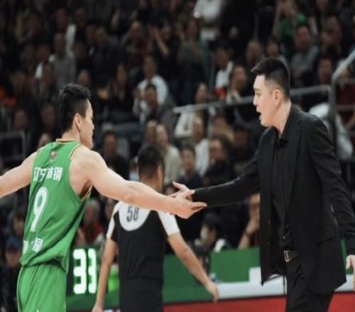 楊鳴：希望球隊能延續(xù)前兩場的斗志，今天要全力沖擊北京隊