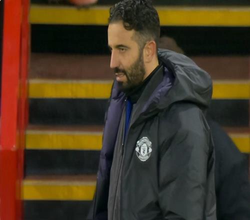 英超懵圈啦！掌摑隊(duì)友+染紅+隊(duì)長(zhǎng)傷退少打1人反而10贏了2連勝