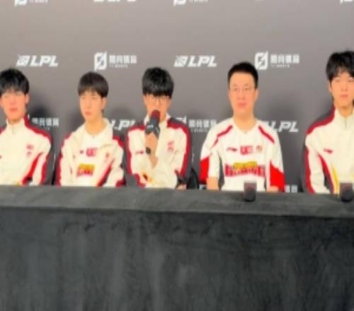 jiejie：和大家磨合時(shí)間不長但都是很好的人相信后面越打越好