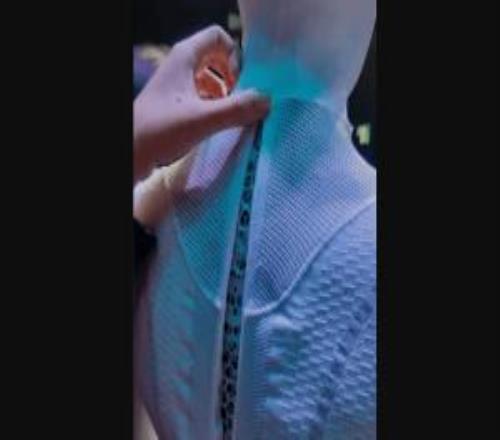 何小鵬給人形機器人“脫衣”回應質(zhì)疑：小鵬股票直線(xiàn)拉升翻紅