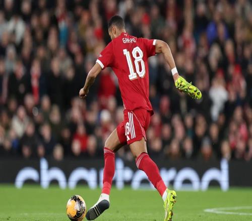 無“鞋”可擊的進攻，加克波提著一只戰(zhàn)靴從后場推進到前場