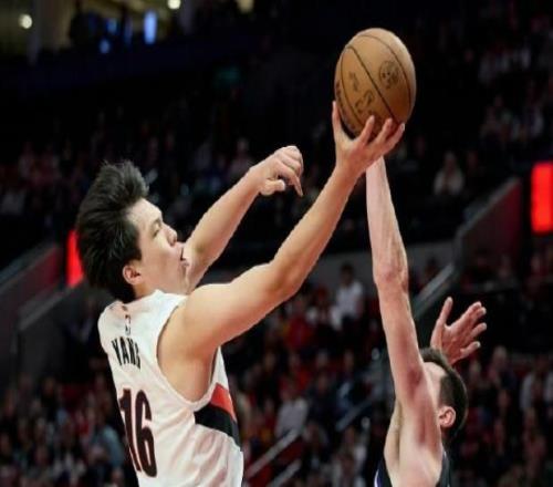 楊瀚森單節(jié)14分大爆發(fā)后發(fā)文感謝教練和隊(duì)友，NBA官方祝賀穩(wěn)穩(wěn)進(jìn)步，主帥比盧普斯夸贊：十分為他驕傲