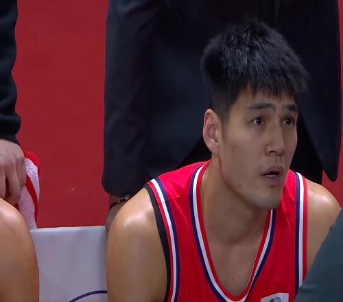 CBA：陳國豪12分徐昕低迷，三連勝遭終結(jié)，吳前率隊(duì)35分大勝