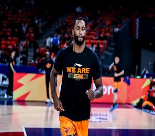 不會裁掉弗格！上海男籃將其合同轉(zhuǎn)正，需要他的季后賽經(jīng)驗(yàn)