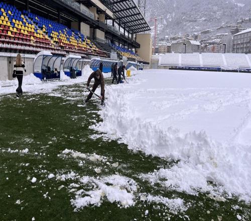 因主場(chǎng)積雪28厘米，安道爾FC老板皮克呼吁球迷幫忙一起鏟雪