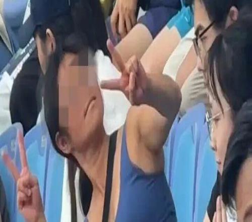 上海網(wǎng)球大師賽一球迷被抬出場，警方通報(bào)：謝某某女，46歲酒后嚴(yán)重?cái)_亂賽場秩序，已被行政處罰