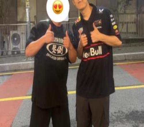 網友曬出與T1打野選手Oner合照：Oner身著紅牛F1車隊隊服