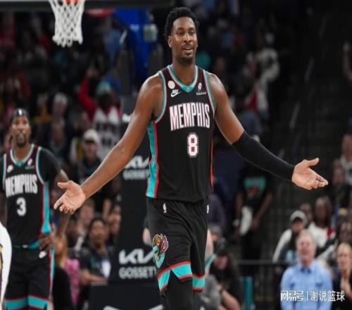 美媒支招勇士做5換1交易，可追19+6內線，出三替補+兩首輪簽