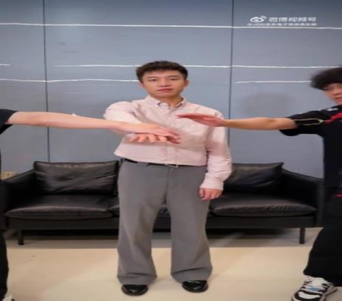 玩尬的JDG俱樂部賽后更新社媒：廠長(zhǎng)和隊(duì)員合拍加油視頻