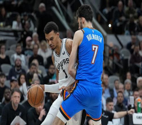 復(fù)仇馬刺！聯(lián)盟第一轟4連勝，亞歷山大創(chuàng)NBA第2神跡，文班險(xiǎn)受傷