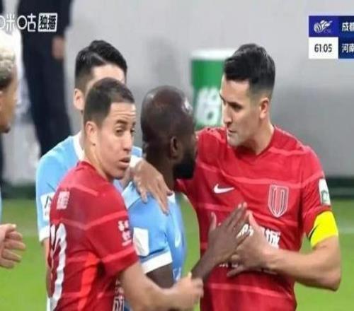 中超球迷對阿奇姆彭做出歧視性舉動蓉城被罰款50萬元