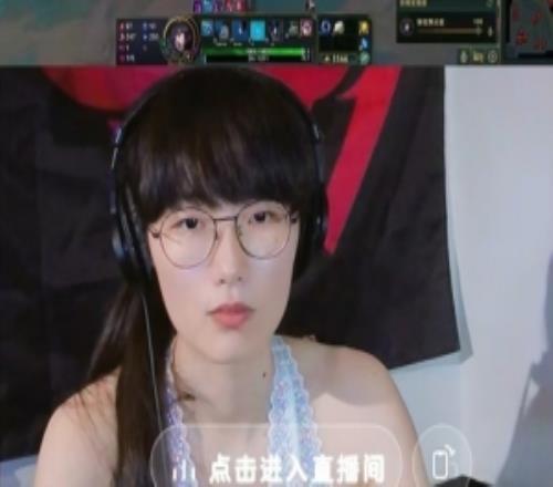 西卡吐槽：突然刷到個女faker在穿黑絲擦邊，差點中午飯吐出來了