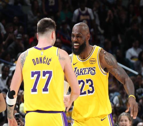 空接暴扣+大風(fēng)車劈扣！41歲詹皇轟30+8+8再破紀(jì)錄：湖人雙核逞威